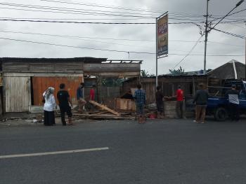 Ikuti Himbauan, Pedagang Pasar Jalan Imam Bonjol Bambu Kuning Sukarela Bongkar Lapak 